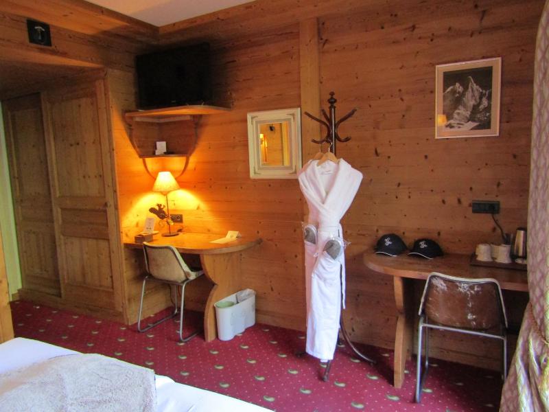 Double Room with Balcony image 4