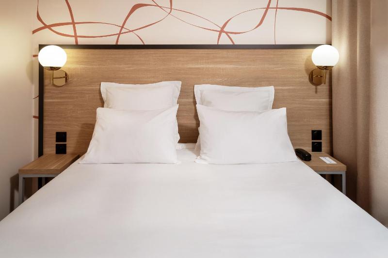 Executive Queen Room with Sofa Bed - Non-Smoking image 1