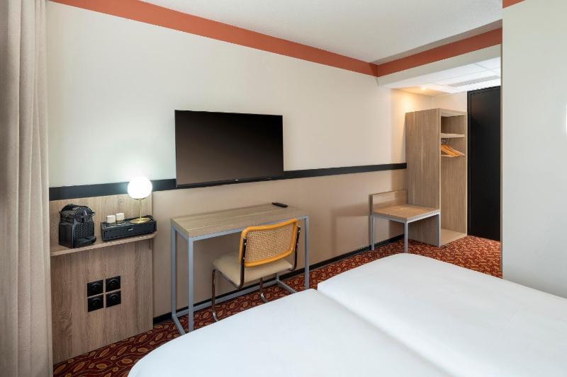 Standard Twin Room - Non-Smoking image 4