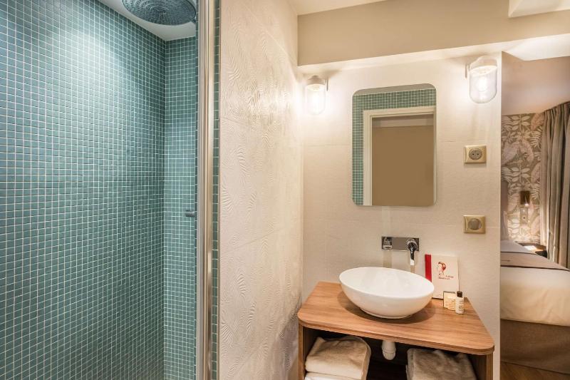Superior Queen Room with Shower - Non-Smoking image 4