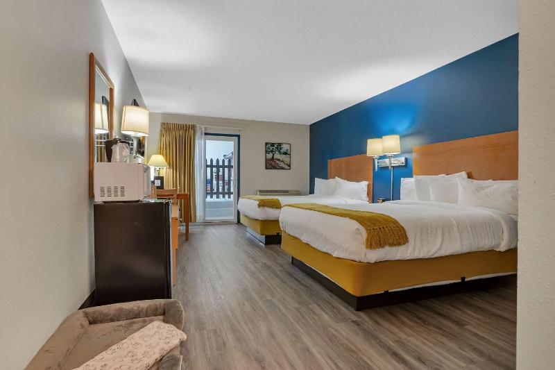 Queen Room with Two Queen Beds - Non-Smoking image 1