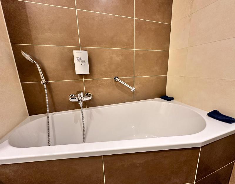 Executive Twin Room image 4