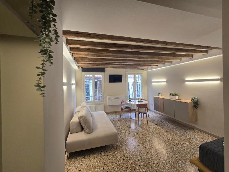 Cozy Studio with Canal View - image 3