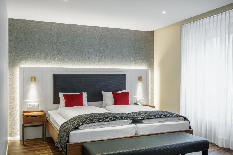 Twin Room image 4