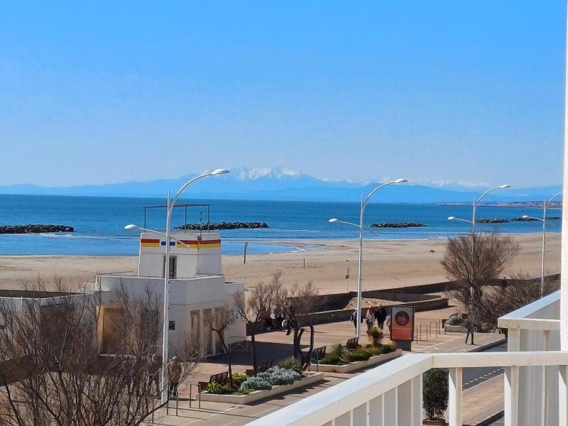 Double Room with Balcony and Sea Front View image 2