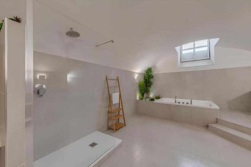 Quadruple Room with Private External Bathroom image 4