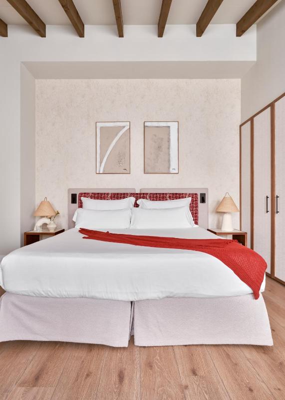 Premier Double or Twin Room image 4