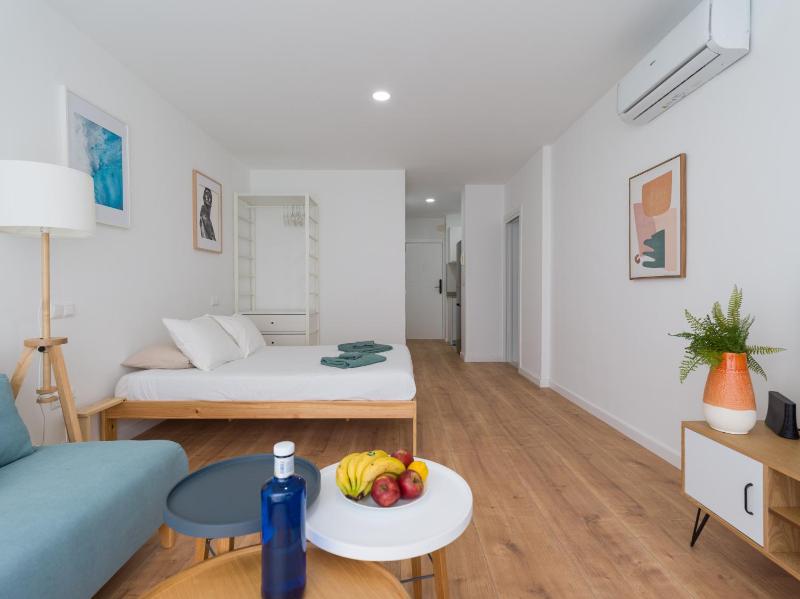 HomeForGuest Estudio Brisa Canteras con terraza - image 6