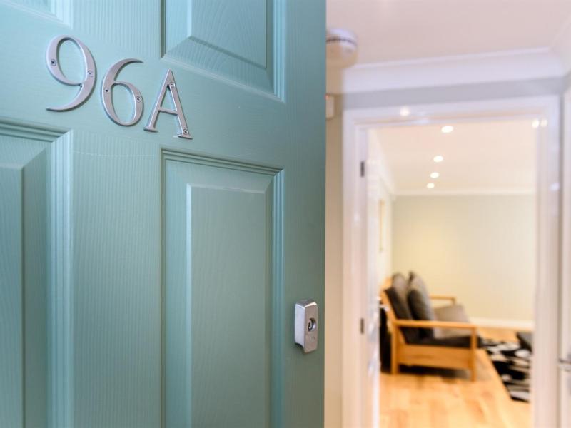 Deluxe One-Bedroom Apartment with City View image 1