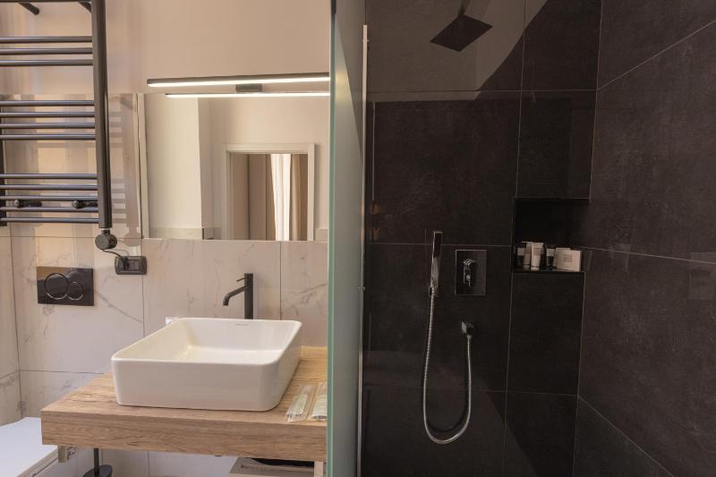 Deluxe Double Room image 4