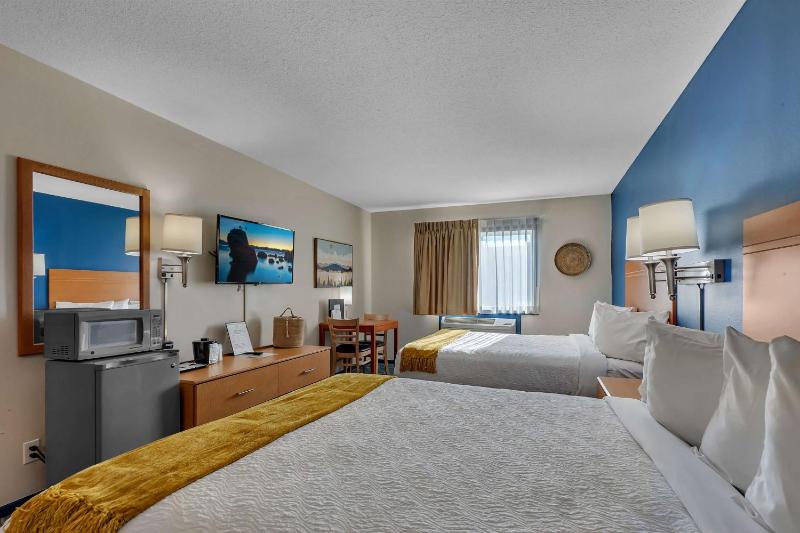 Queen Room with Two Queen Beds - Non-Smoking image 3
