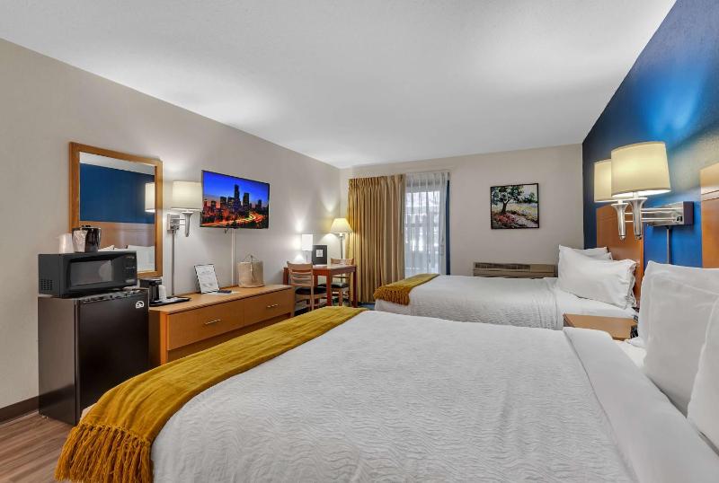 Queen Room with Two Queen Beds - Poolside image 3