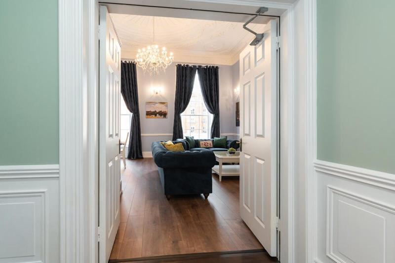 4 Poster Luxury Georgian Apartment - image 9