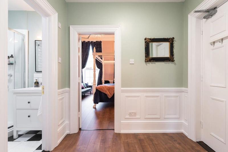 4 Poster Luxury Georgian Apartment - image 2