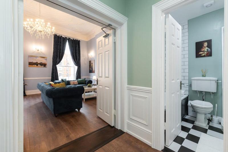 4 Poster Luxury Georgian Apartment - image 8