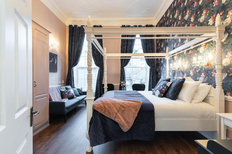 4 Poster Luxury Georgian Apartment - image 12