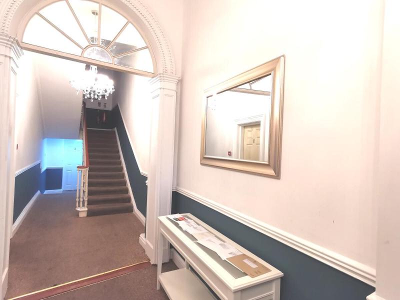 4 Poster Luxury Georgian Apartment - image 6