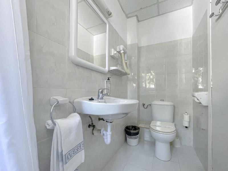 Standard Twin Room with Sea View image 2