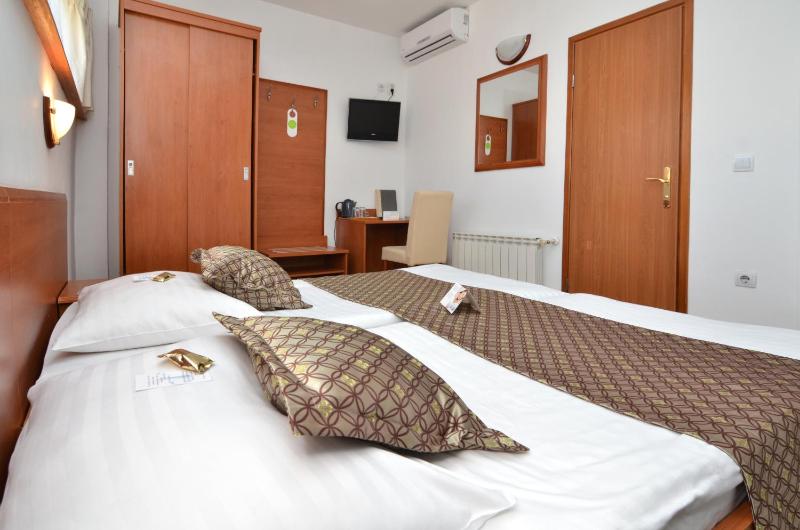 Comfort Twin Room image 3