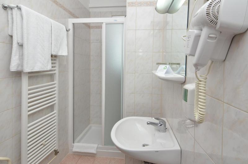 Comfort Twin Room image 4