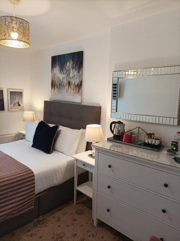 Standard Double Room image 3