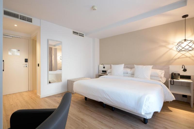 Standard Double Room image 3