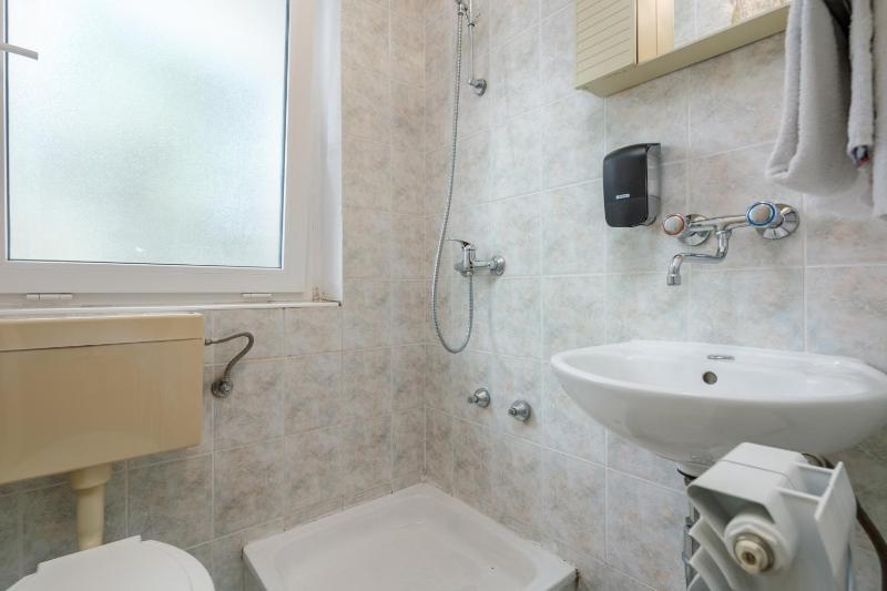 Single Room with Shared Bathroom image 1