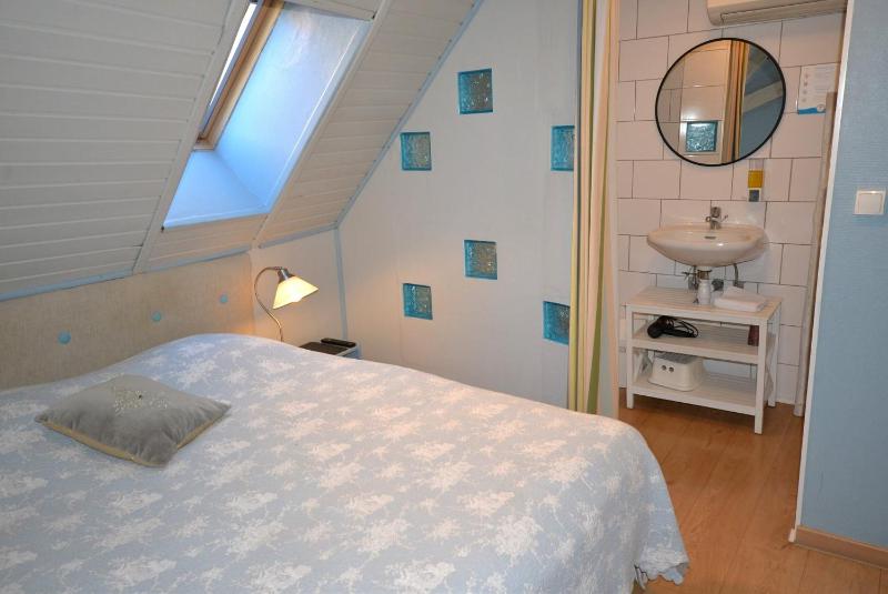 Small Double Room image 3