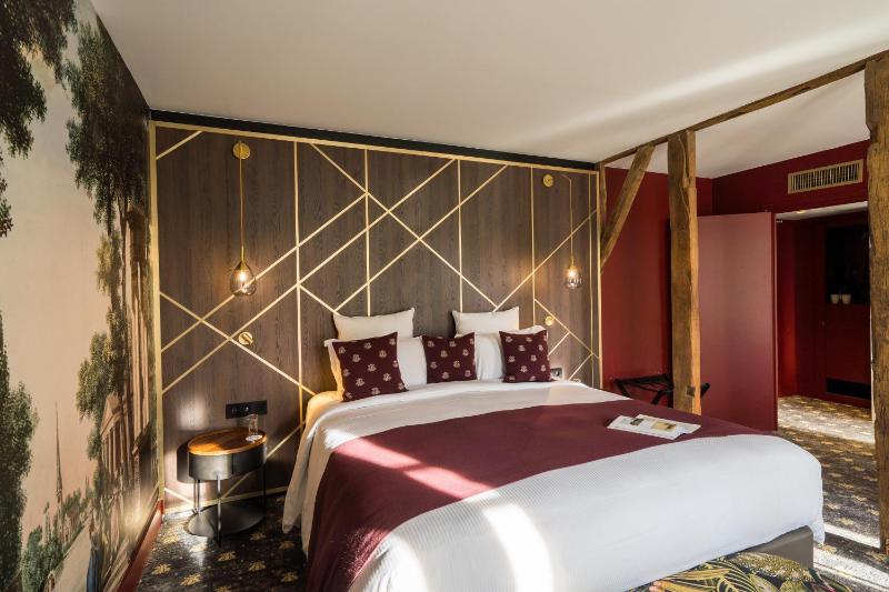 Deluxe King Room with View image 4