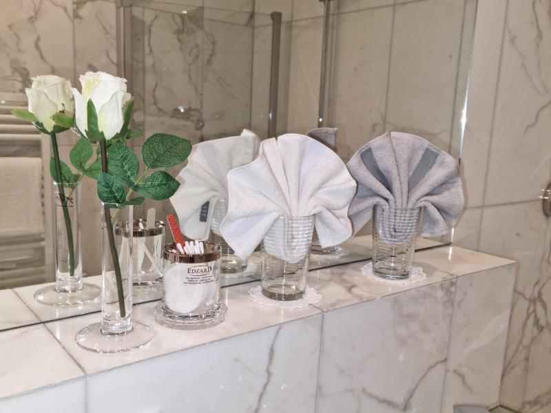  Deluxe Double Room with Balcony  and Partial lake View image 1