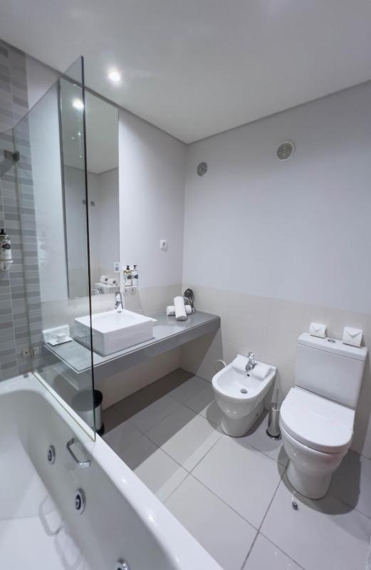One-Bedroom Suite (2 Adults + 2 Children) image 4