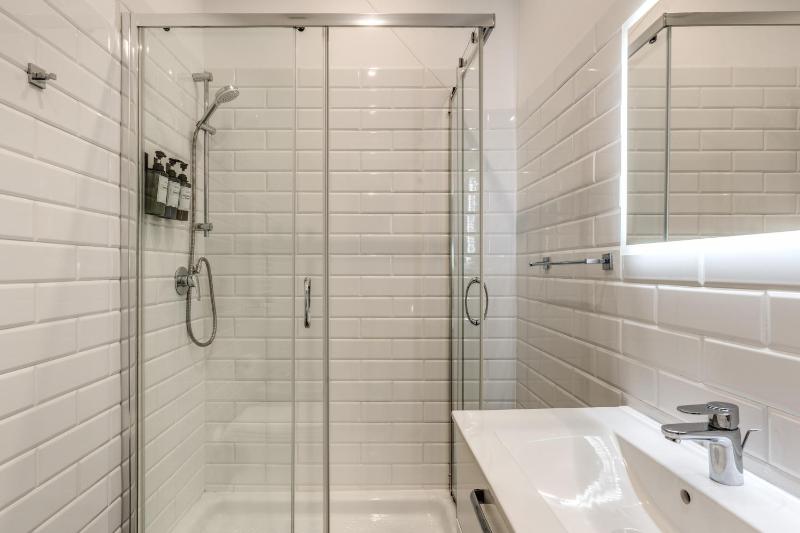 Deluxe Double or Twin Room with Spa Bath image 2