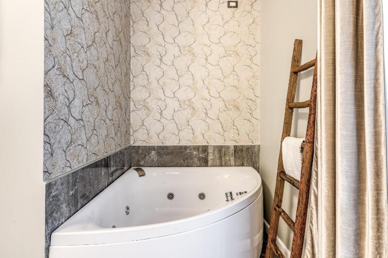 Deluxe Double or Twin Room with Spa Bath image 4