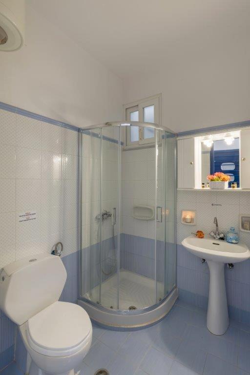Standard Quadruple Room image 2