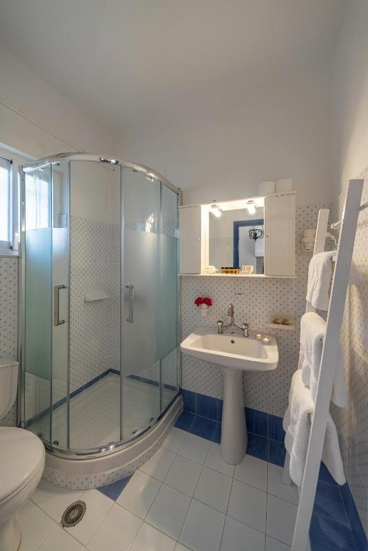 Standard Triple Room image 2