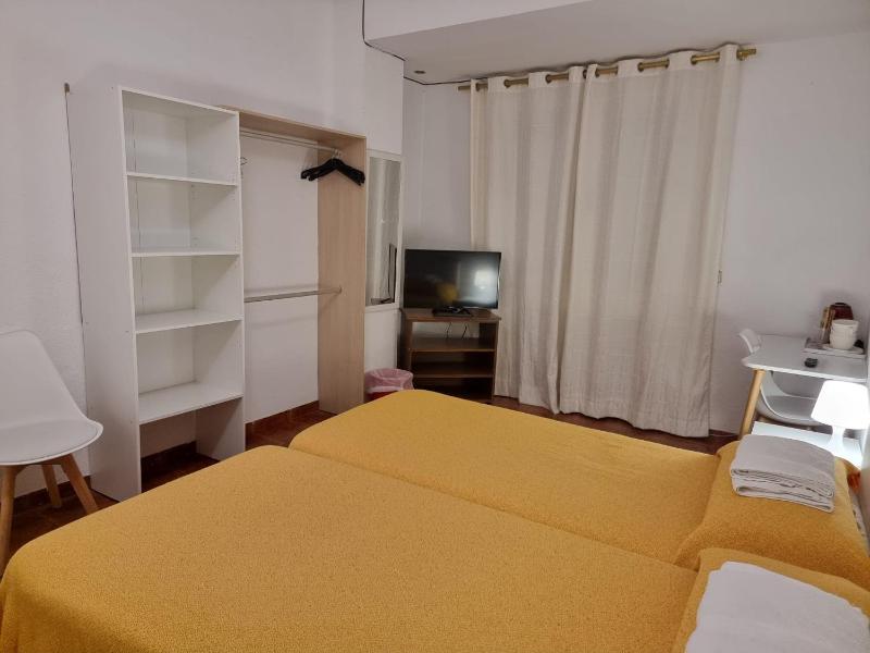 Basic Triple Room with Shared Bathroom image 1