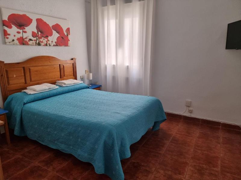 Classic Double Room with Shared Bathroom image 3