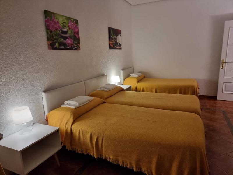 Basic Triple Room with Shared Bathroom image 3