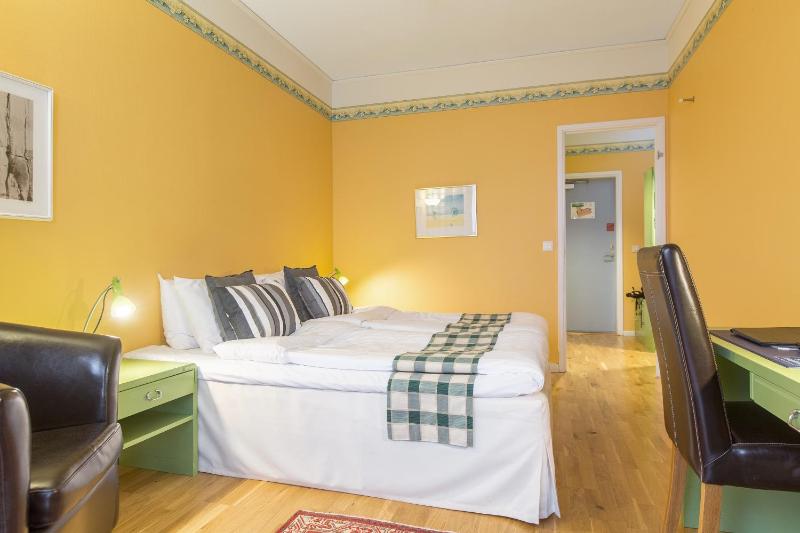 Economy Twin Room image 1