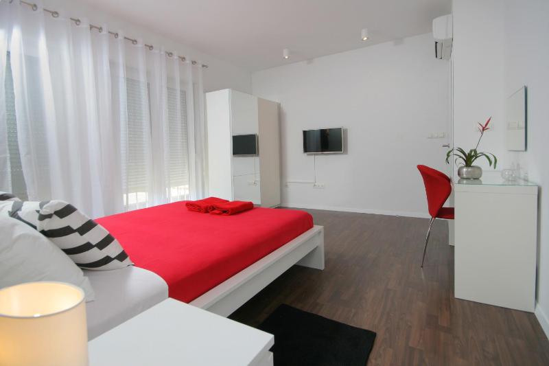 Deluxe Double Room with Side Sea View image 3