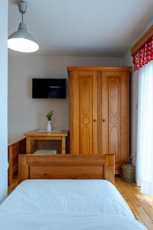 Twin Room image 4