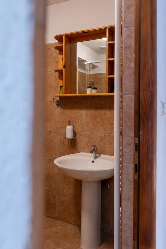 Twin Room image 3