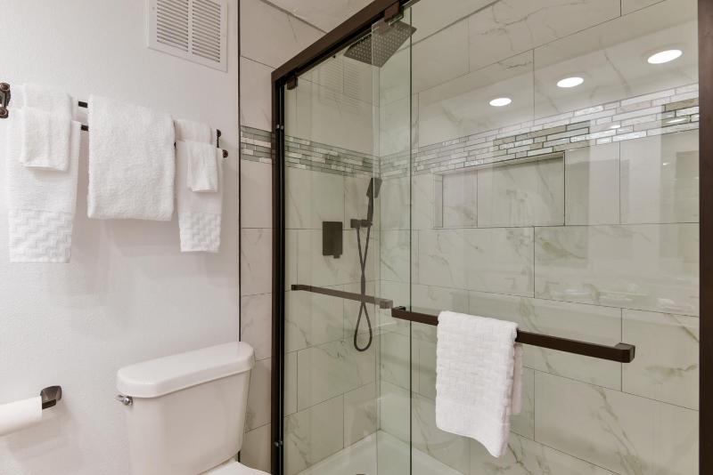 Honeymoon Suite with King Bed and Jacuzzi - Non-Smoking image 4