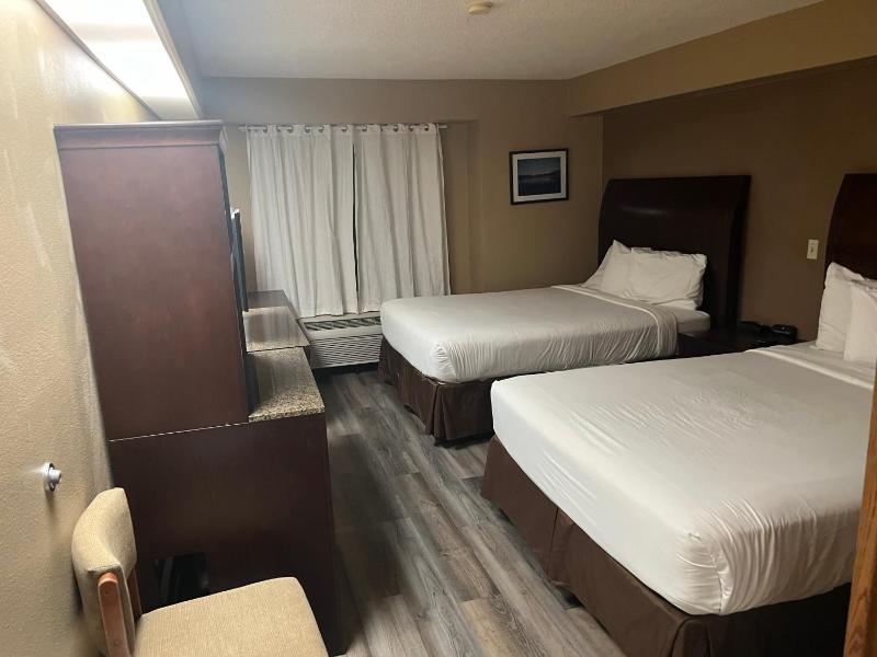 Queen Room with Two Queen Beds image 3