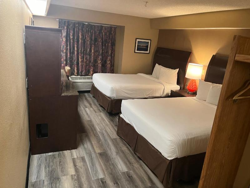 Queen Room with Two Queen Beds image 2