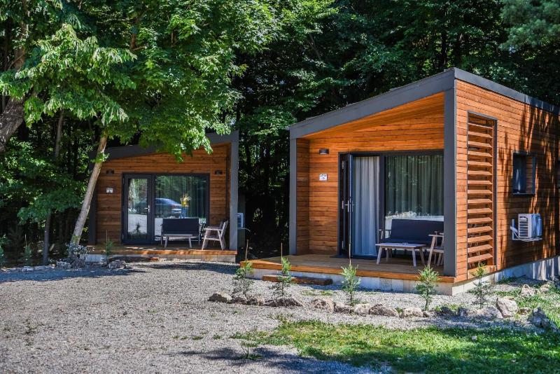 Bungalow with Garden View image 1