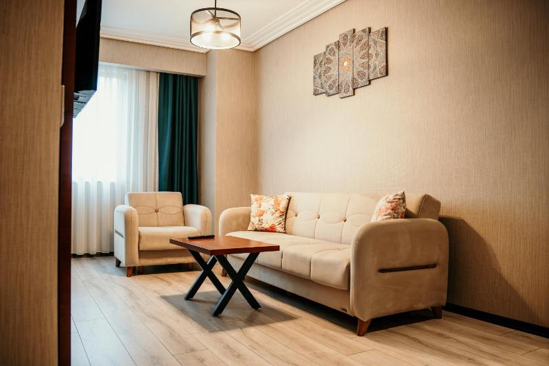 Deluxe Suite image 3