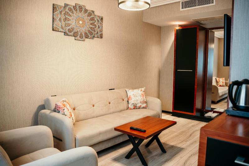 Deluxe Suite image 4