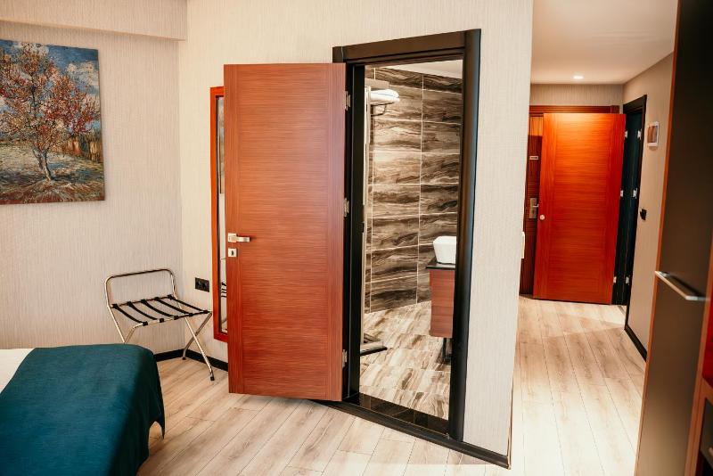 Two Connecting Double Rooms image 3