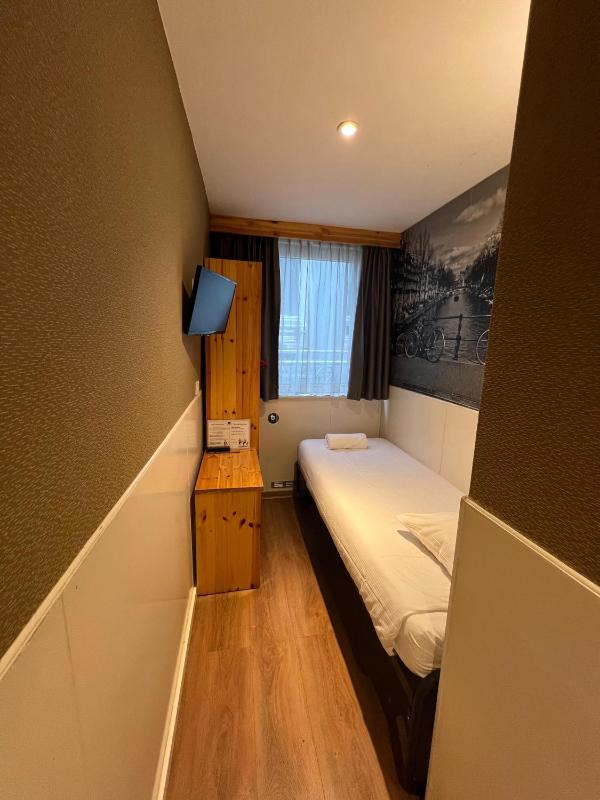 Single Room with Private Shower and Toilet image 4